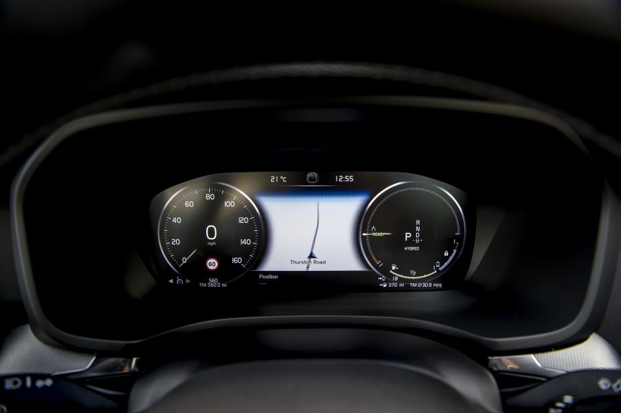 Панель приборов Volvo S60 T8 R-Design 2019 года  (UK) (фото 24 из 40)